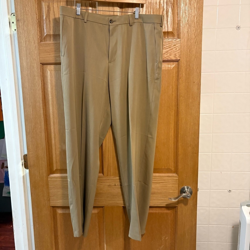 IZOD Performance Stretch Straight Fit Flat Front Chino Pants Men’s 40x32 - Tan